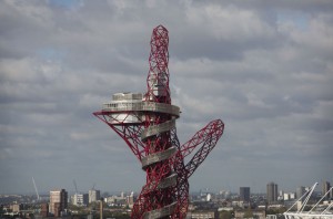 Возле олимпийского стадиона с в Лондоне построена металлическая скульптура ArcelorMittal Orbit 